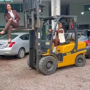 Empilhadeira amarela entregue depois da retífica do motor