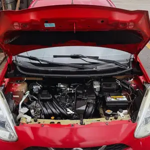 Nissan March vermelho com o motor retificado