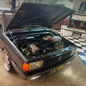 Volkswagen Voyage antigo com o motor retificado na oficina