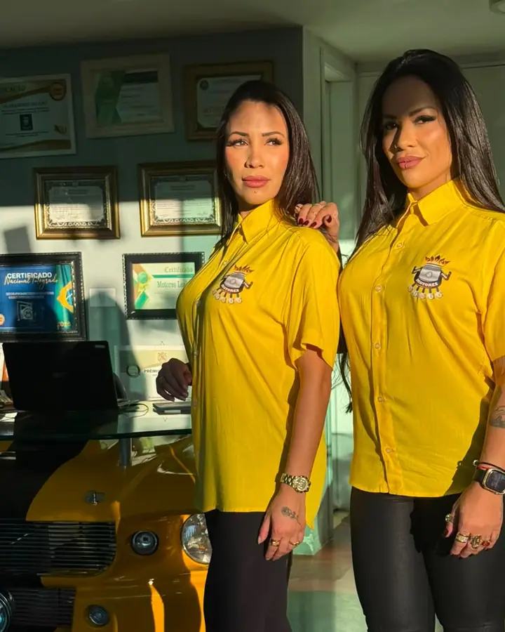 Amanda e Aline Diniz, de uniforme amarelo da Motores Diniz, na recepção da retífica em Curitiba